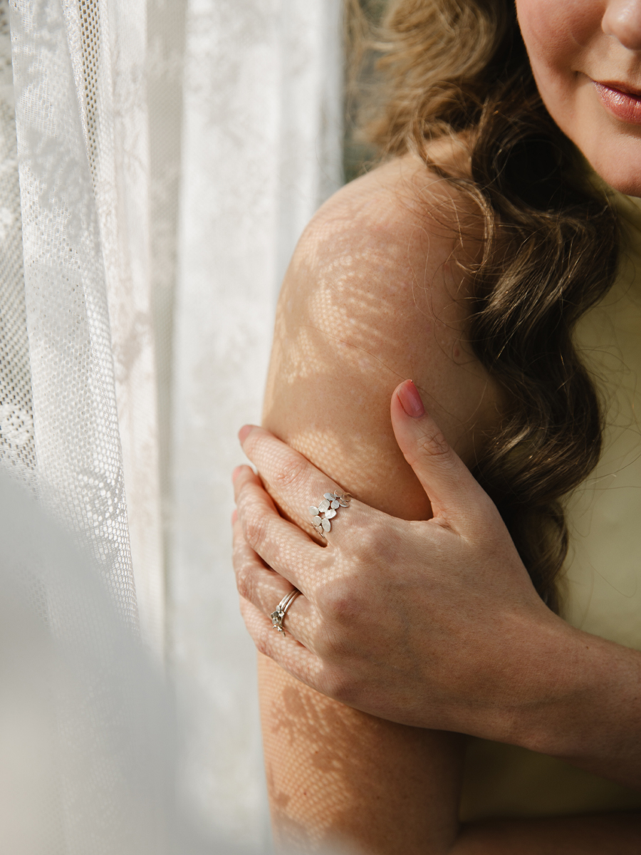 Alternative view of Flowerbomb - Silver