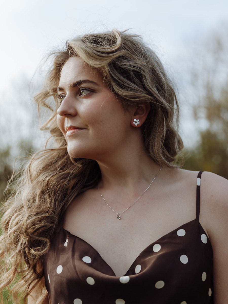 Alternative view of Daisies - Gold