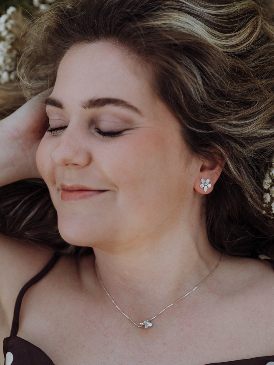 Alternative view of Daisies - Silver