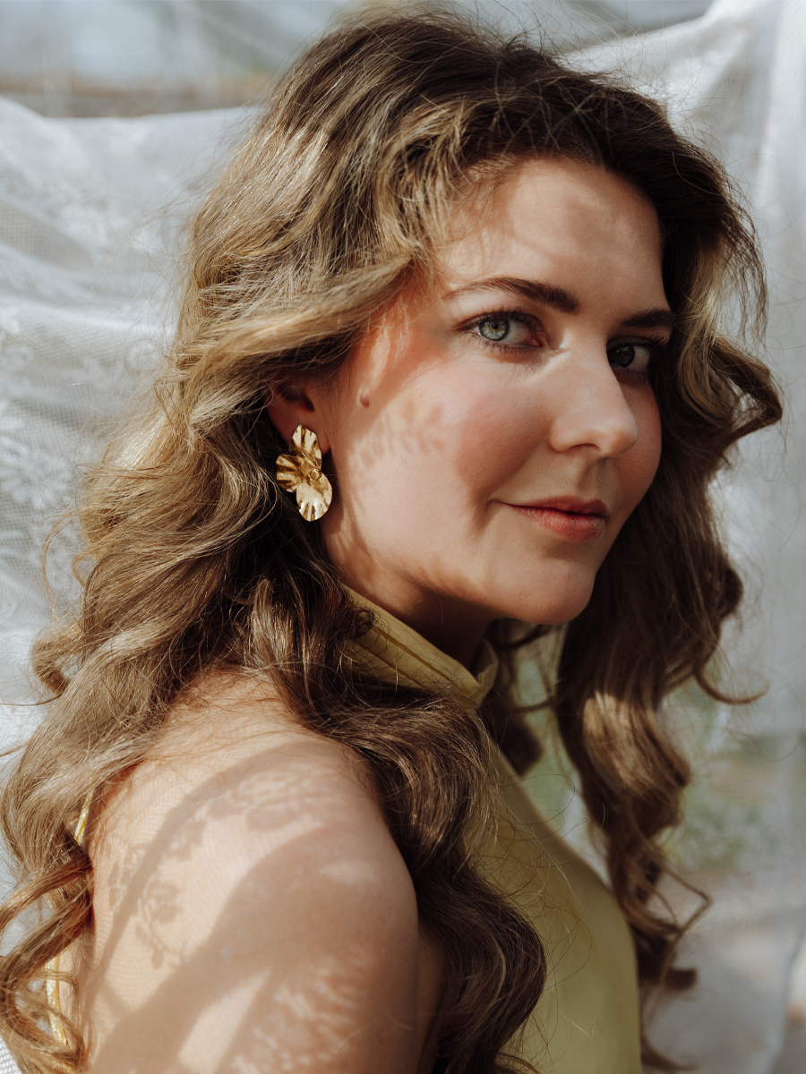 Alternative view of Poppy - Gold